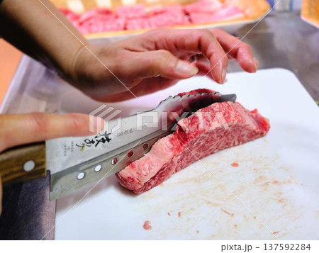 国産の黒毛和牛もも肉をカットする料理人　女性 137592284
