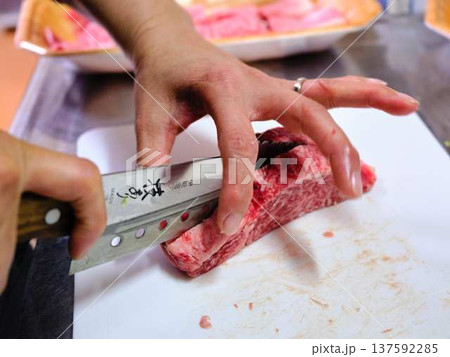 国産の黒毛和牛もも肉をカットする料理人　女性 137592285