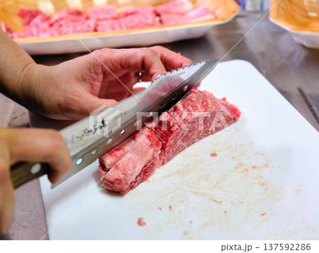国産の黒毛和牛もも肉をカットする料理人　女性 137592286