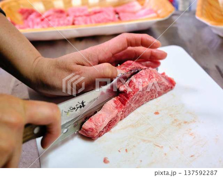 国産の黒毛和牛もも肉をカットする料理人 女性 国産の黒毛和牛もも肉をカットする料理人 女性 137592287