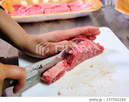 国産の黒毛和牛もも肉をカットする料理人 女性 国産の黒毛和牛もも肉をカットする料理人 女性 137592288