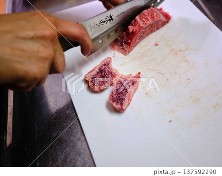 国産の黒毛和牛もも肉をカットする料理人　女性 137592290