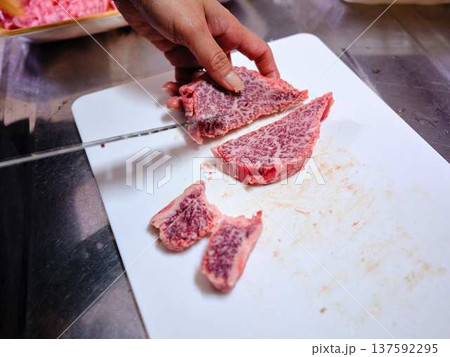 国産の黒毛和牛もも肉をカットする料理人 女性 国産の黒毛和牛もも肉をカットする料理人 女性 137592295