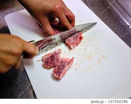 国産の黒毛和牛もも肉をカットする料理人 女性 国産の黒毛和牛もも肉をカットする料理人 女性 137592296
