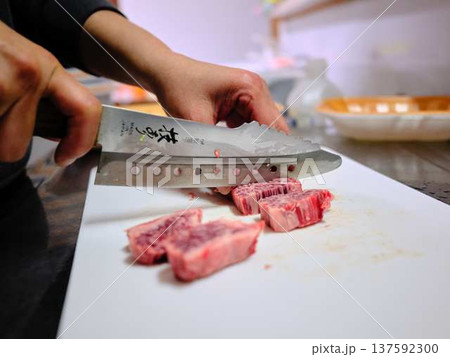 国産の黒毛和牛もも肉をカットする料理人　女性 137592300