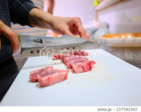 国産の黒毛和牛もも肉をカットする料理人　女性 137592302