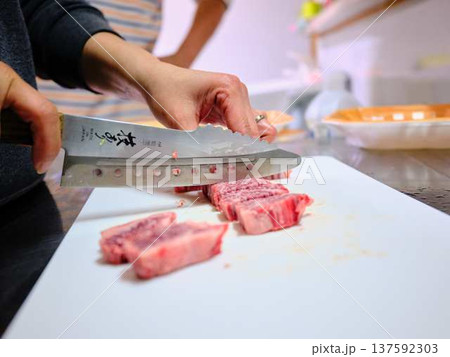 国産の黒毛和牛もも肉をカットする料理人 女性 国産の黒毛和牛もも肉をカットする料理人 女性 137592303