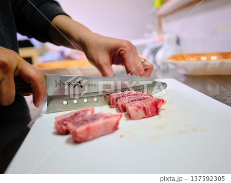 国産の黒毛和牛もも肉をカットする料理人 女性 国産の黒毛和牛もも肉をカットする料理人 女性 137592305