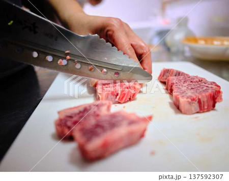 国産の黒毛和牛もも肉をカットする料理人　女性 137592307