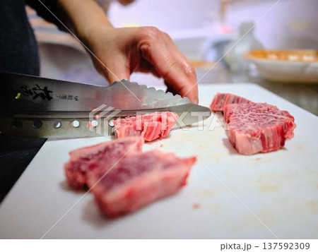 国産の黒毛和牛もも肉をカットする料理人 女性 国産の黒毛和牛もも肉をカットする料理人 女性 137592309