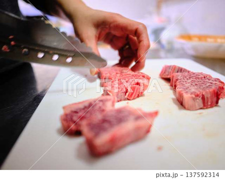 国産の黒毛和牛もも肉をカットする料理人 女性 国産の黒毛和牛もも肉をカットする料理人 女性 137592314