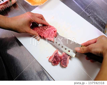 国産の黒毛和牛もも肉をカットする料理人　女性 137592318