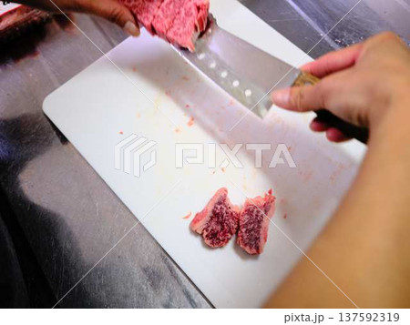 国産の黒毛和牛もも肉をカットする料理人 女性 国産の黒毛和牛もも肉をカットする料理人 女性 137592319