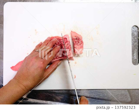 国産の黒毛和牛もも肉をカットする料理人 女性 国産の黒毛和牛もも肉をカットする料理人 女性 137592323