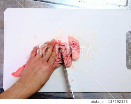 国産の黒毛和牛もも肉をカットする料理人　女性 137592328