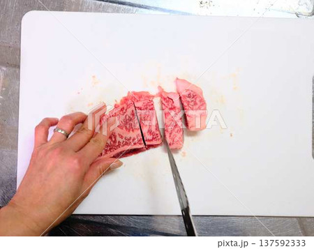 国産の黒毛和牛もも肉をカットする料理人　女性 137592333