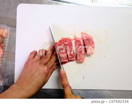 国産の黒毛和牛もも肉をカットする料理人　女性 137592334