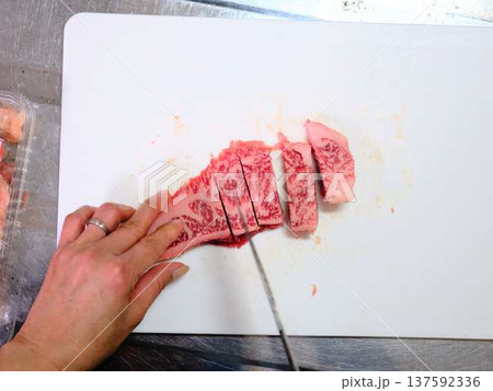 国産の黒毛和牛もも肉をカットする料理人　女性 137592336