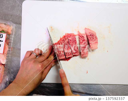 国産の黒毛和牛もも肉をカットする料理人　女性 137592337