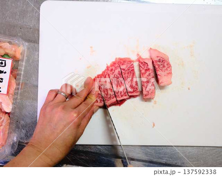 国産の黒毛和牛もも肉をカットする料理人 女性 国産の黒毛和牛もも肉をカットする料理人 女性 137592338