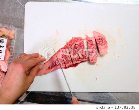 国産の黒毛和牛もも肉をカットする料理人 女性 国産の黒毛和牛もも肉をカットする料理人 女性 137592339