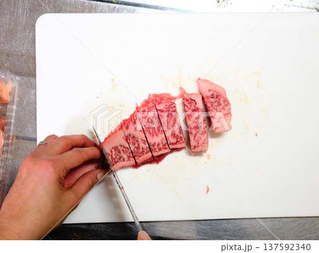 国産の黒毛和牛もも肉をカットする料理人 女性 国産の黒毛和牛もも肉をカットする料理人 女性 137592340