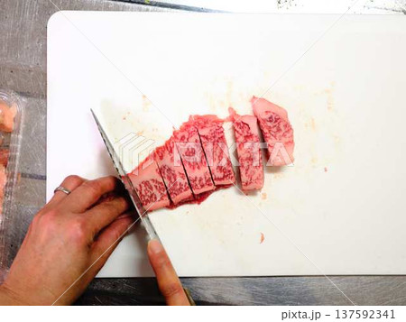 国産の黒毛和牛もも肉をカットする料理人　女性 137592341