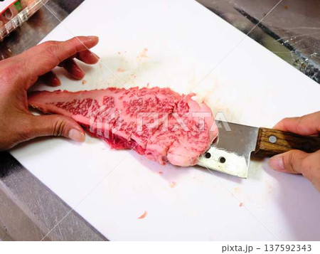 国産の黒毛和牛もも肉をカットする料理人 女性 国産の黒毛和牛もも肉をカットする料理人 女性 137592343