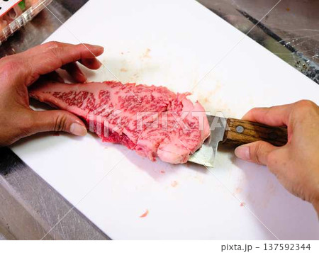 国産の黒毛和牛もも肉をカットする料理人　女性 137592344