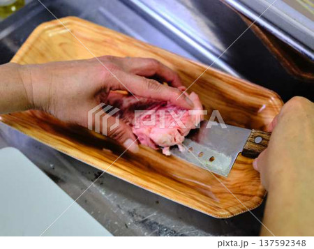 国産の黒毛和牛もも肉をカットする料理人 女性 国産の黒毛和牛もも肉をカットする料理人 女性 137592348