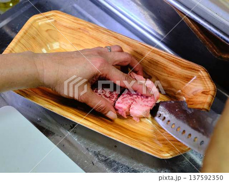 国産の黒毛和牛もも肉をカットする料理人 女性 国産の黒毛和牛もも肉をカットする料理人 女性 137592350