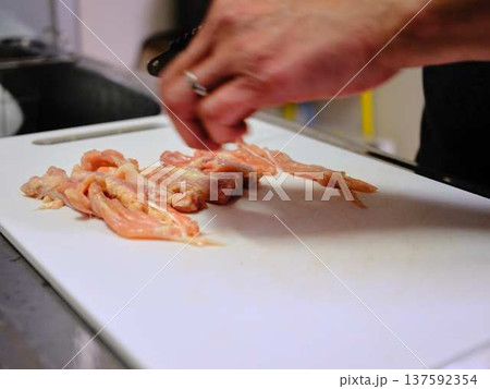 国産の黒毛和牛もも肉をカットする料理人 女性 国産の黒毛和牛もも肉をカットする料理人 女性 137592354