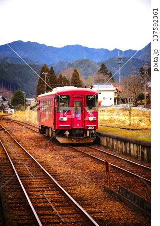 長良川鉄道の風景 大矢駅(レールバス気動車 ナガラ303型) 長良川鉄道の風景 大矢駅(レールバス気動車 ナガラ303型) 137592361