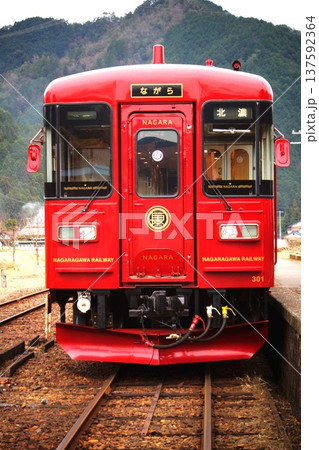 長良川鉄道　観光列車ながら（大矢駅） 137592364