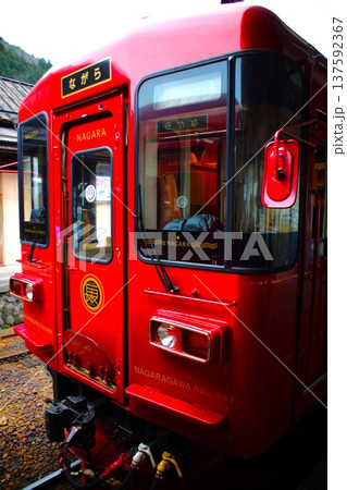 長良川鉄道 観光列車ながら(郡上八幡駅) 長良川鉄道 観光列車ながら(郡上八幡駅) 137592367