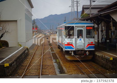 長良川鉄道からの車窓風景 美濃白鳥駅(レールバス気動車 ナガラ502型) 長良川鉄道からの車窓風景 美濃白鳥駅(レールバス気動車 ナガラ502型) 137592378