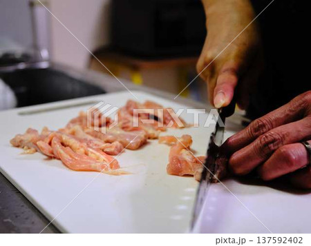 国産の黒毛和牛もも肉をカットする料理人 女性 国産の黒毛和牛もも肉をカットする料理人 女性 137592402
