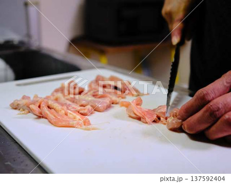 国産の黒毛和牛もも肉をカットする料理人 女性 国産の黒毛和牛もも肉をカットする料理人 女性 137592404