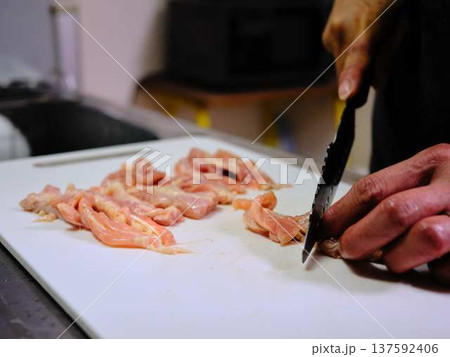 国産の黒毛和牛もも肉をカットする料理人　女性 137592406