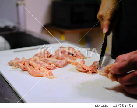 国産の黒毛和牛もも肉をカットする料理人　女性 137592408