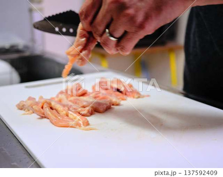国産の黒毛和牛もも肉をカットする料理人 女性 国産の黒毛和牛もも肉をカットする料理人 女性 137592409