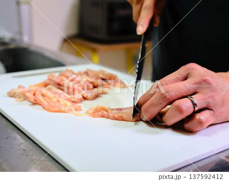 国産の黒毛和牛もも肉をカットする料理人 女性 国産の黒毛和牛もも肉をカットする料理人 女性 137592412