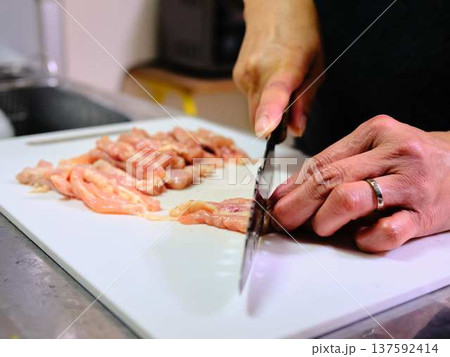 国産の黒毛和牛もも肉をカットする料理人　女性 137592414