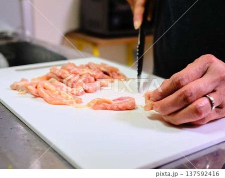 国産の黒毛和牛もも肉をカットする料理人　女性 137592416