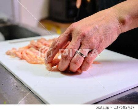 国産の黒毛和牛もも肉をカットする料理人　女性 137592417