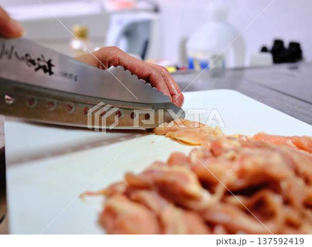 国産の黒毛和牛もも肉をカットする料理人　女性 137592419