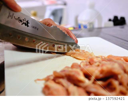 国産の黒毛和牛もも肉をカットする料理人　女性 137592421