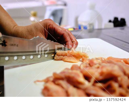国産の黒毛和牛もも肉をカットする料理人 女性 国産の黒毛和牛もも肉をカットする料理人 女性 137592424