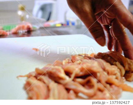 国産の黒毛和牛もも肉をカットする料理人 女性 国産の黒毛和牛もも肉をカットする料理人 女性 137592427