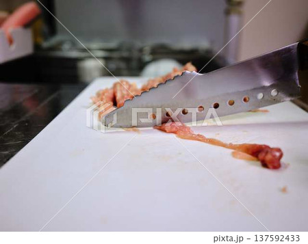国産の黒毛和牛もも肉をカットする料理人 女性 国産の黒毛和牛もも肉をカットする料理人 女性 137592433